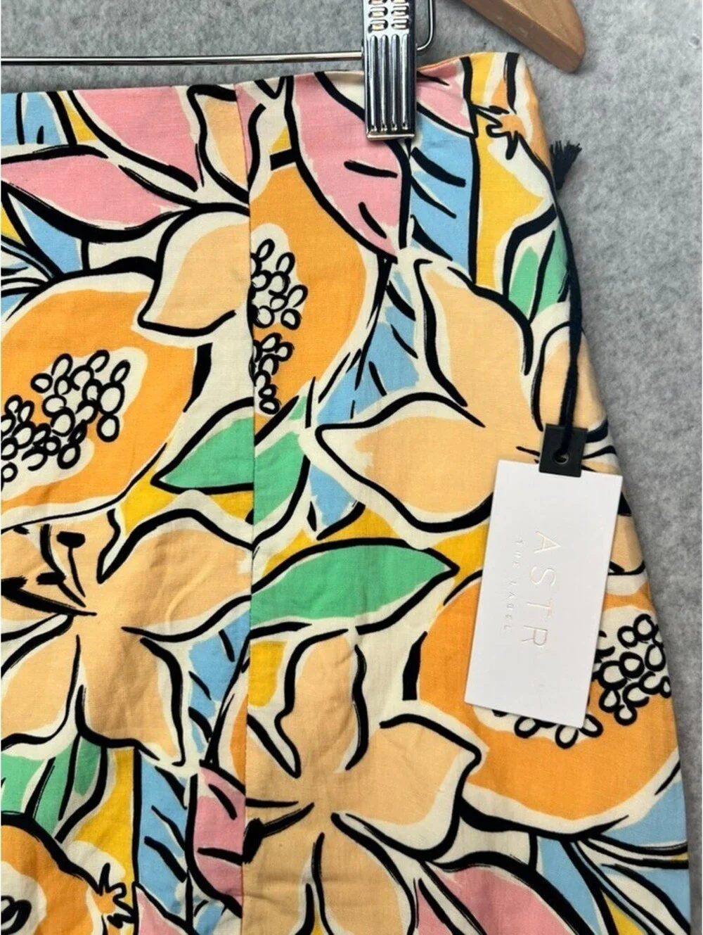 ASTR the Label Covina Tropical Papaya Print Mini Skirt M Vibrant Summer Artsy